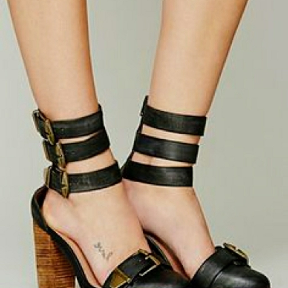 Jeffrey Campbell comparable to Prada luggzz